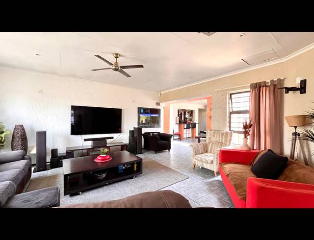 4 BEDROOM HOUSE FOR SALE IN DALPARK EXT 1